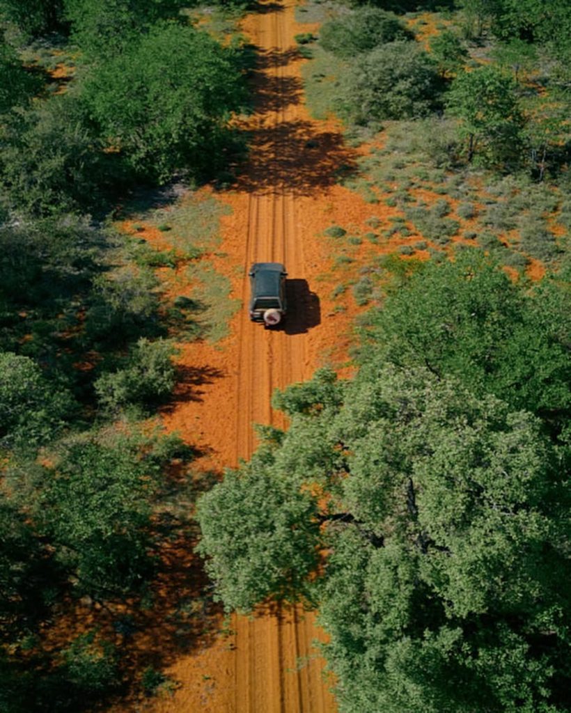 Véhicule sur chemin terre entouré de végétation au Mozambique